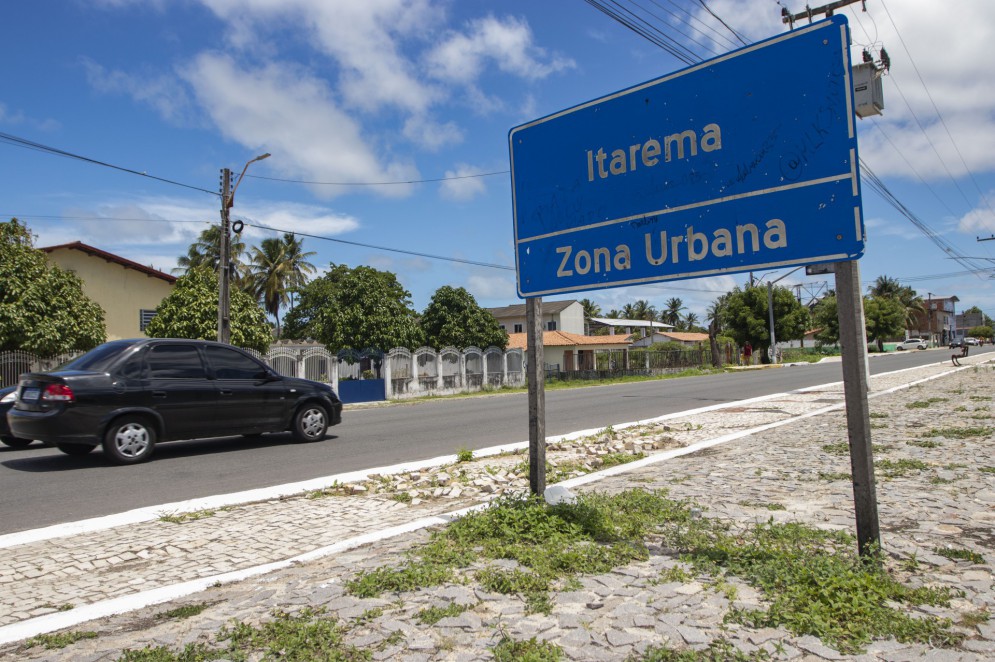 Placa indica divisão entre área urbana e rural em Itarema (Foto: FCO FONTENELE)
