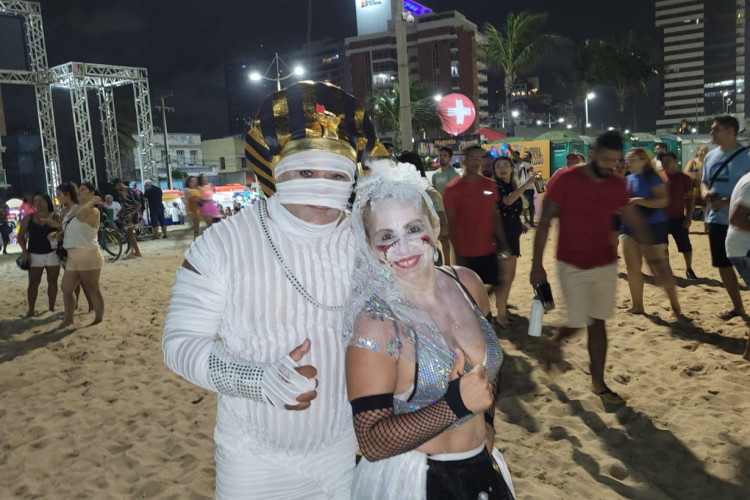 Casal voltou a pular carnaval na Praia de Iracema