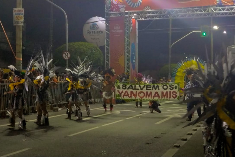 Grupo leva faixa com dizer "salvem os yanomamis"