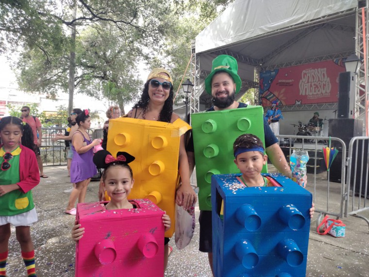Família curte o carnaval voltado ao público infantil no Passeio Público