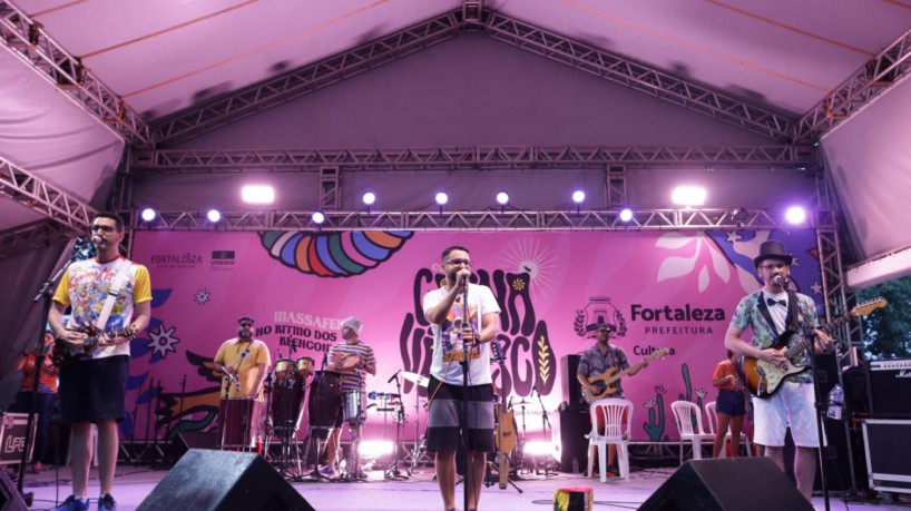 Bloco Luxo da Aldeia anima foliões no primeiro dia de Carnaval 2023, em Fortaleza.  