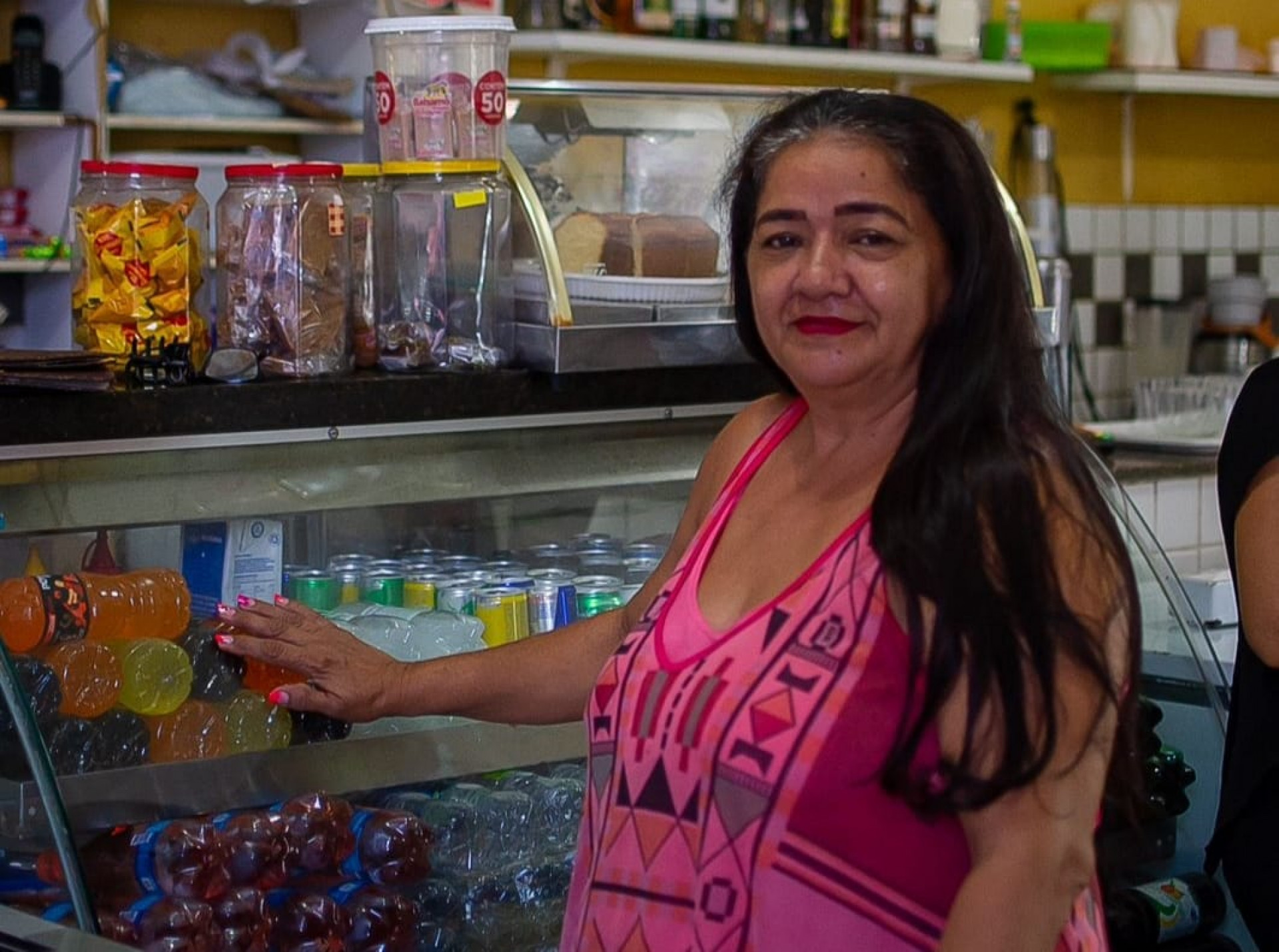 Comerciante e proprietária do bar Casa Branca tem expectativa de boas vendas para o carnaval de 2023(Foto: Davi Rocha / O POVO)