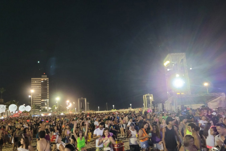 Público cresce durante show da Banda Brasilis no palco da Praia de Iracema 