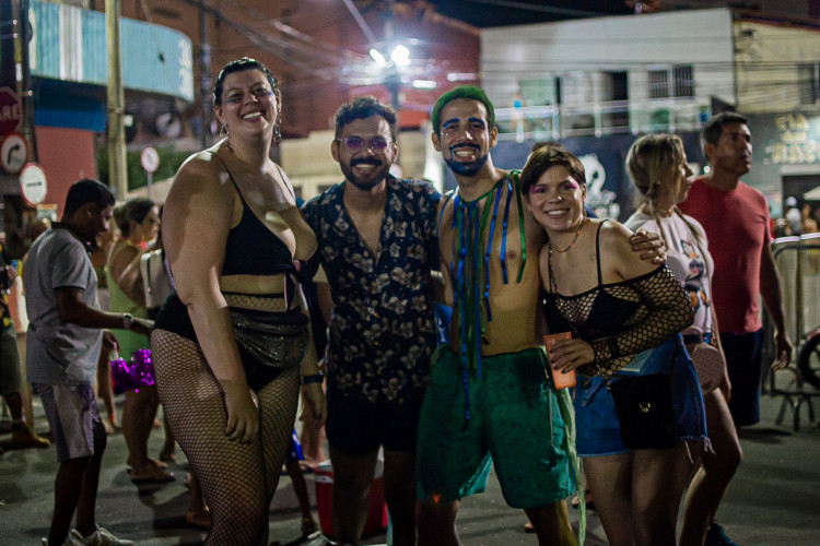 Grupo de amigos celebra carnaval no Mercado dos Pinhões