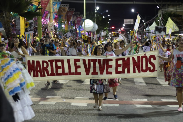 Nação Fortaleza leva faixa na avenida Domingos Olímpio 