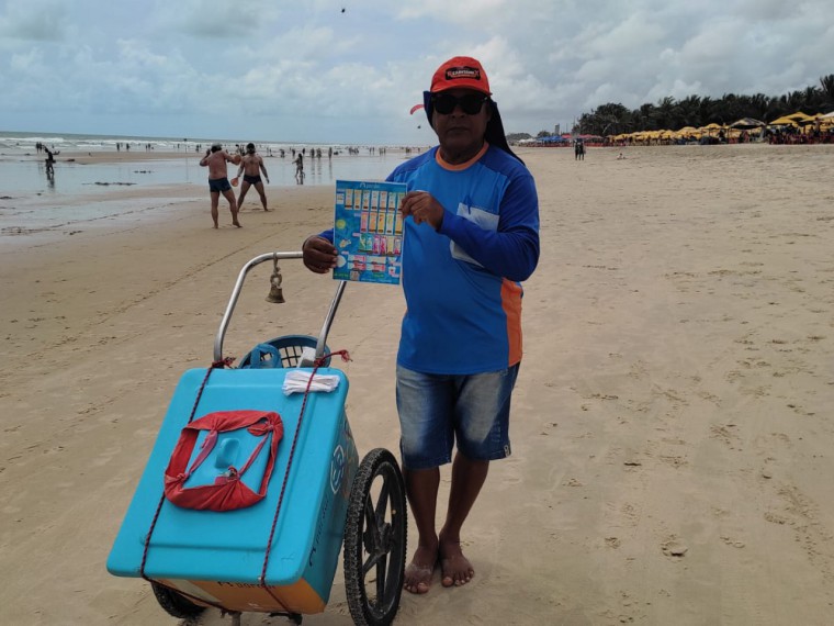 Vendedor ambulante na Praia do Futuro