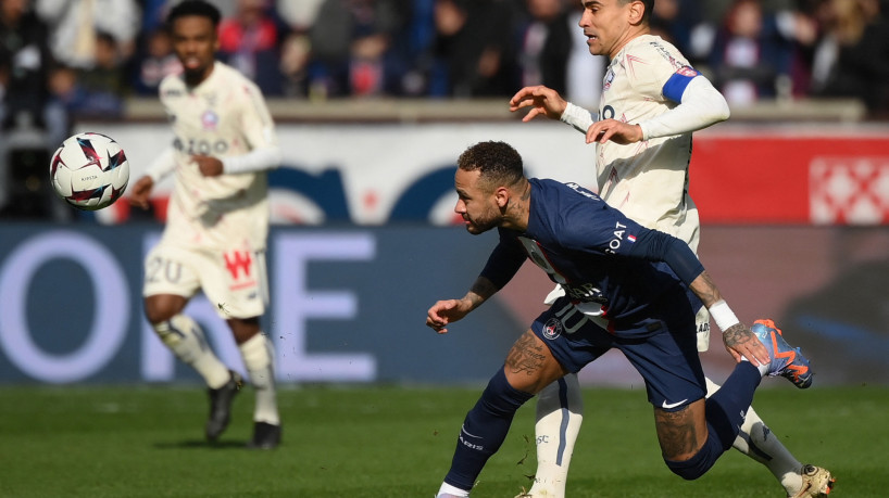 Atacante Neymar sofre lesão no tornozelo direito no jogo PSG x Lille, no Parque dos Príncipes, pelo Campeonato Francês