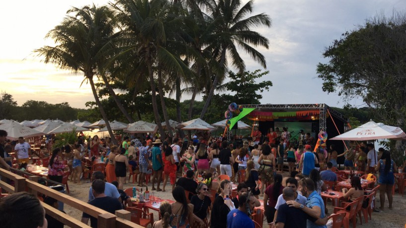 No Complexo da Sabiaguaba, foliões se empolgam ao som do hit do Carnaval, 