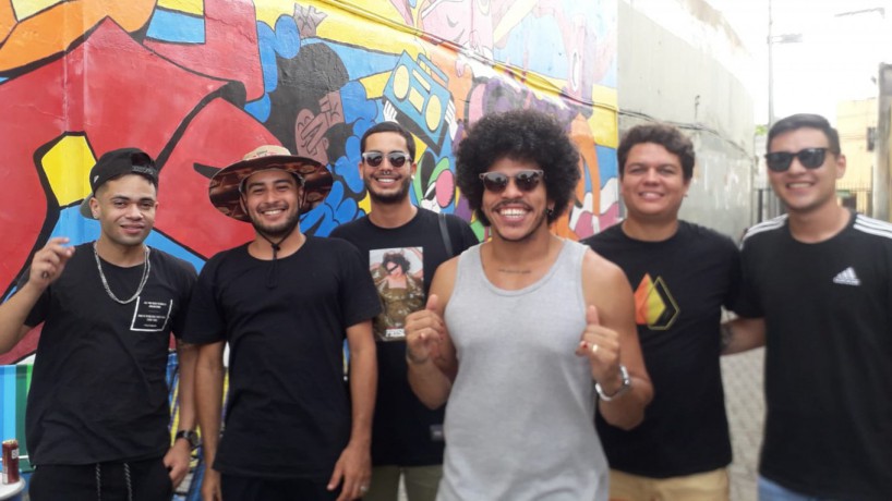 Felipe de Paula é vocalista da banda Batuque do Dipas que conta ainda com três percussionistas, um violonista e um tocador de cavaquinho