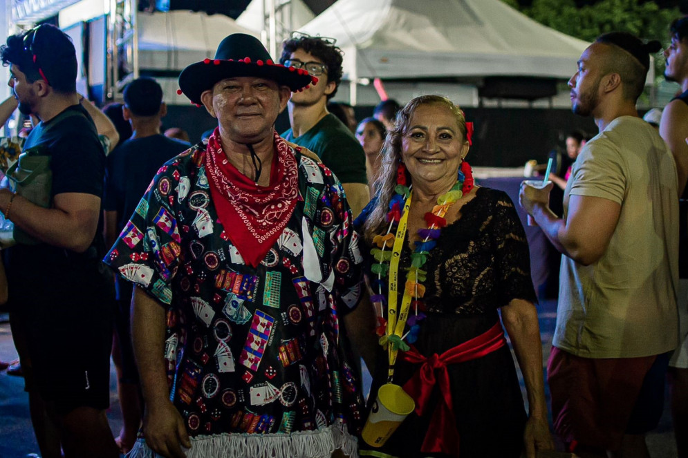 Ailton Barbosa, 59, motorista, e a esposa Maria de Fátima, 60, do lar, sempre estão nos Pinhões quando tem festa. A fantasia de mexicanos foi criada e confeccionada por Fátima.
