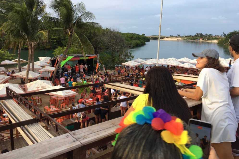 Movimentação no Complexo Gastronômico da Sabiaguaba durante o domingo de Carnaval, 19