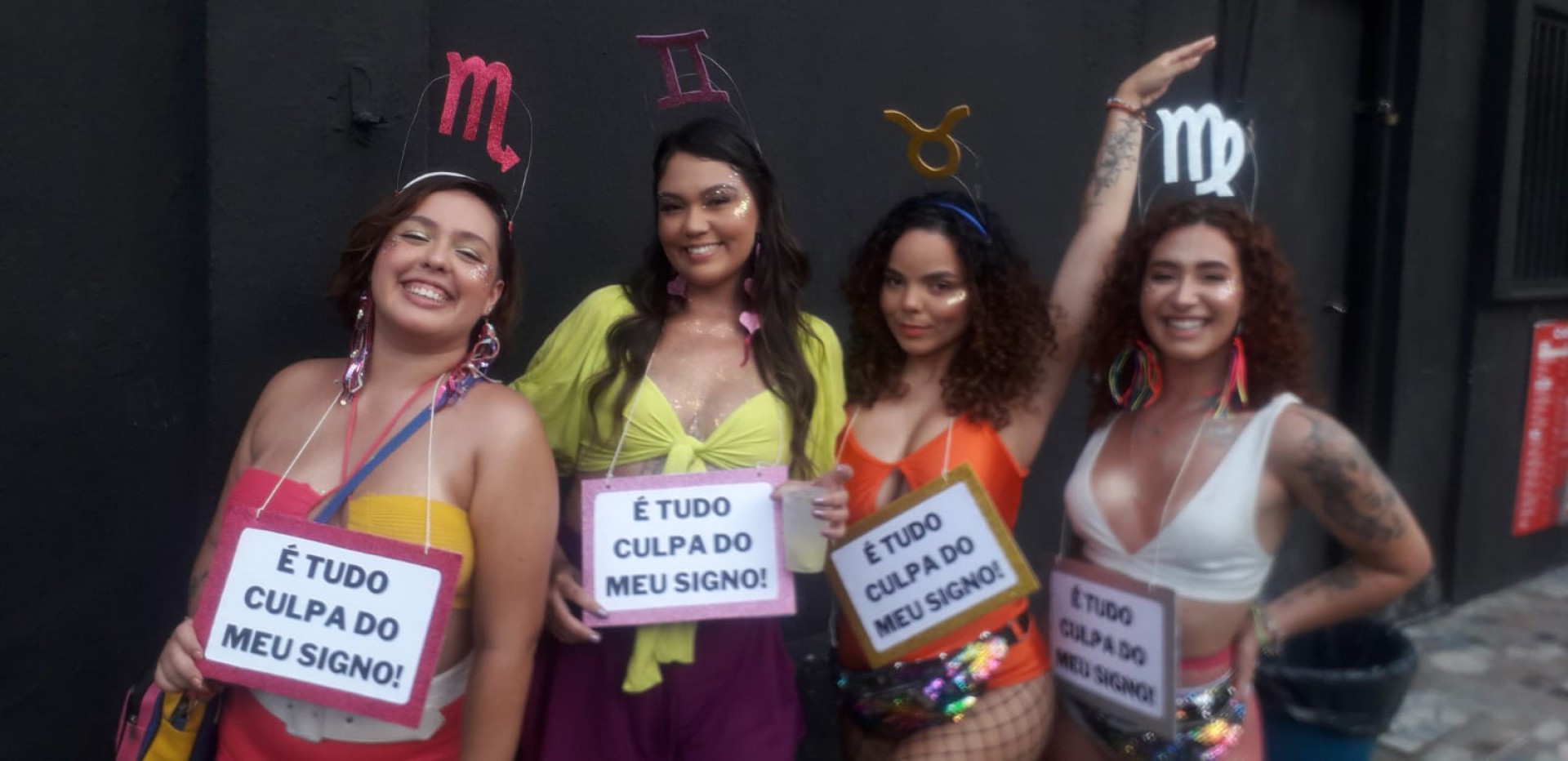 As maquiadoras Giselle Lin Tai e Beatriz Queiroz, de 28 e 30 anos, e as cabeleireiras Gabi Silva e Addsiana Carine, de 24 e 26 anos, respectivamente