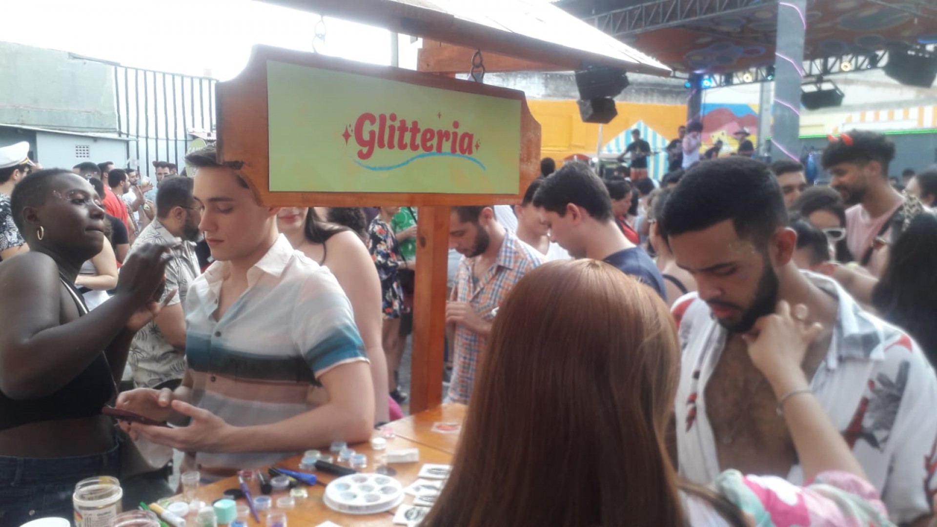 A maquiadora Zaida Mantunk, natural de Guiné-Bissau, comandou uma glitteria na Arena de Iracema