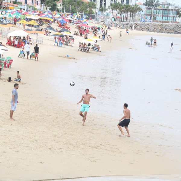 O público aproveita movimentação tranquila na Praia de Iracema no terceiro dia de Carnaval em Fortaleza