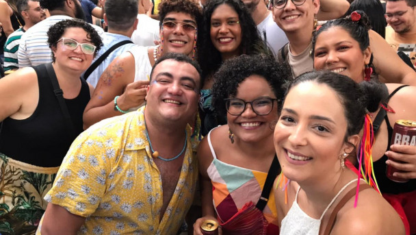 Arquiteta comemora aniversário com amigos em bloquinho