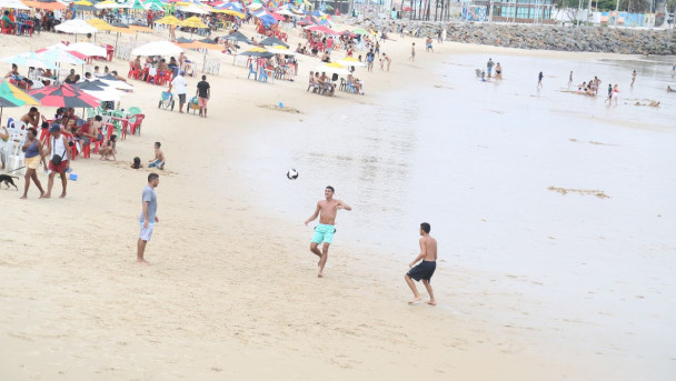 O público aproveita movimentação tranquila na Praia de Iracema no terceiro dia de Carnaval em Fortaleza