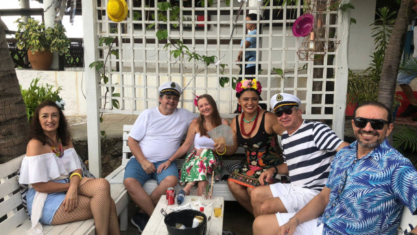 Foliões comemoram o Carnaval no bairro Sabiaguaba com concurso de fantasia