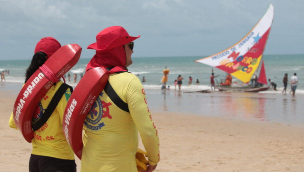 Salva-vidas realizaram pelo menos 10 resgates nas águas