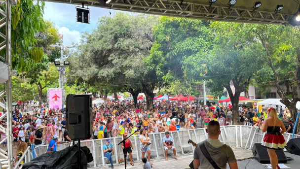 A cantora Shirlene Aguiar anima sua plateia no bairro Benfica