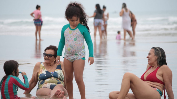 Maria Martins, 83 anos, e Socorro Alencar, 58 anos, aproveitando a Praia do Presídio, em Aquiraz-CE