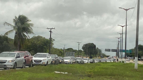 Fluxo intenso de carros na CE-085, na Estruturante 