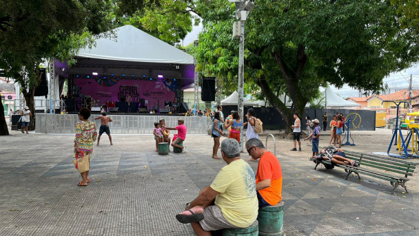 Registro da Praça João Gentil, em Fortaleza, na manhã do terceiro dia de Carnaval 