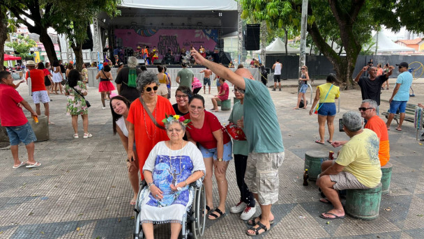 Maria Tereza e família curtindo o carnaval no polo Benfica