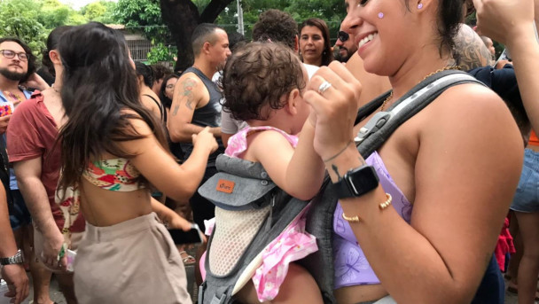 Carolina e sua filha Catarina na praça João Gentil no Benfica