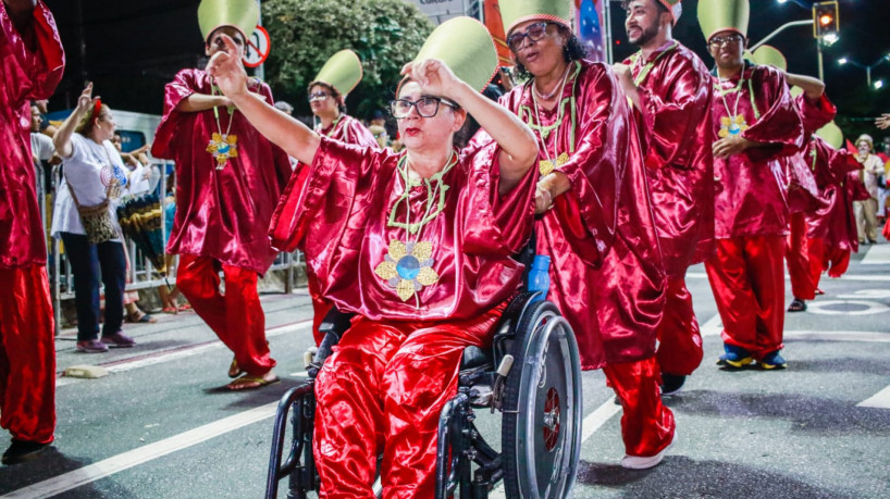 Bloco Doido é Tu se apresenta debaixo de chuva na av Domingos Olímpio