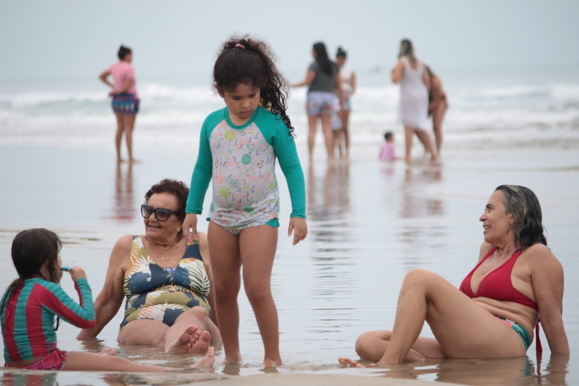 Maria Martins, 83 anos, e Socorro Alencar, 58 anos, aproveitando a Praia do Presídio, em Aquiraz-CE