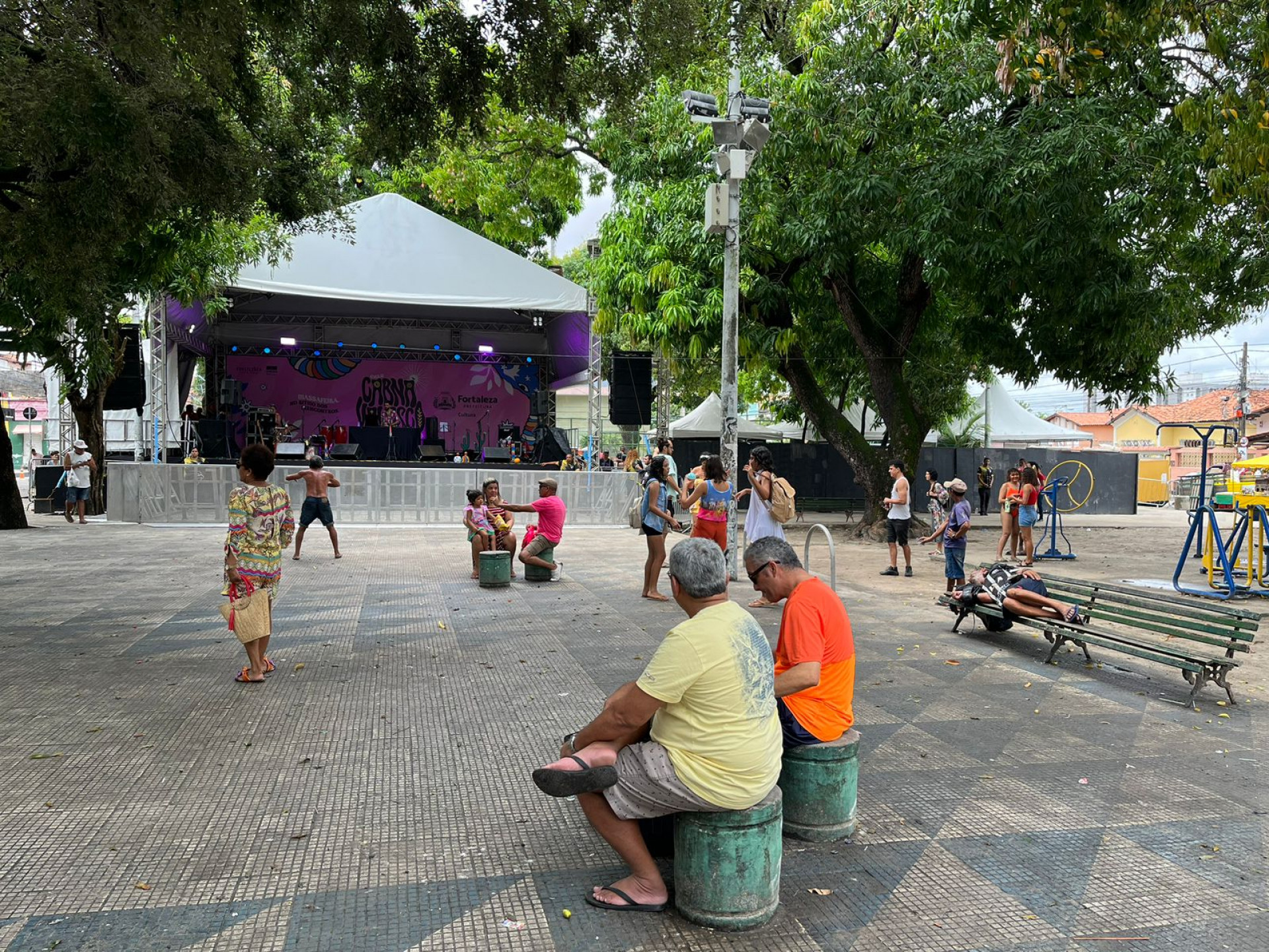 Registro da Praça João Gentil, em Fortaleza, na manhã do terceiro dia de Carnaval 