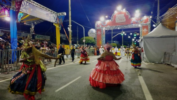 O Afoxé Oxum Odolá em seu desfile na Avenida