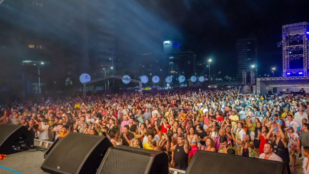 Multidão no aterrinho da Praia de Iracema nesta terça-feira, 21
