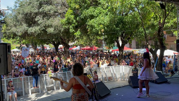 A cantora Bárbara Sena anima os foliões no Carnaval do Benfica