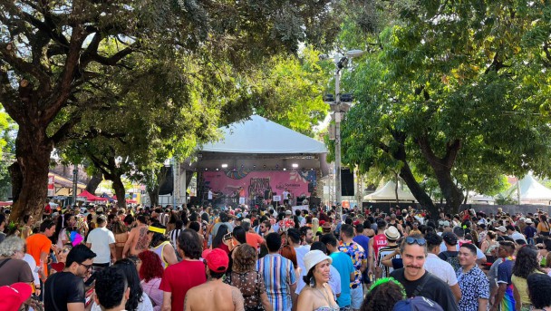 O grupo DTF Elétrico animou os foliões na praça da João Gentil