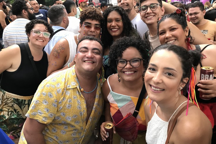 Mariana Mendes [primeira da direita para a esquerda] comemora aniversário com os amigos