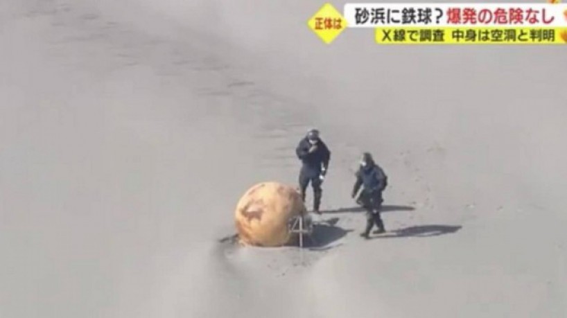  Esfera de metal de origem desconhecida apareceu numa praia no Japão