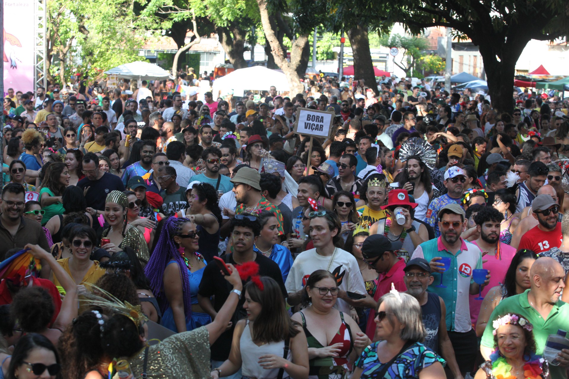 Carnaval de Fortaleza atrai grande público na retomada do evento após dois anos de suspensão  (Foto: FÁBIO LIMA)