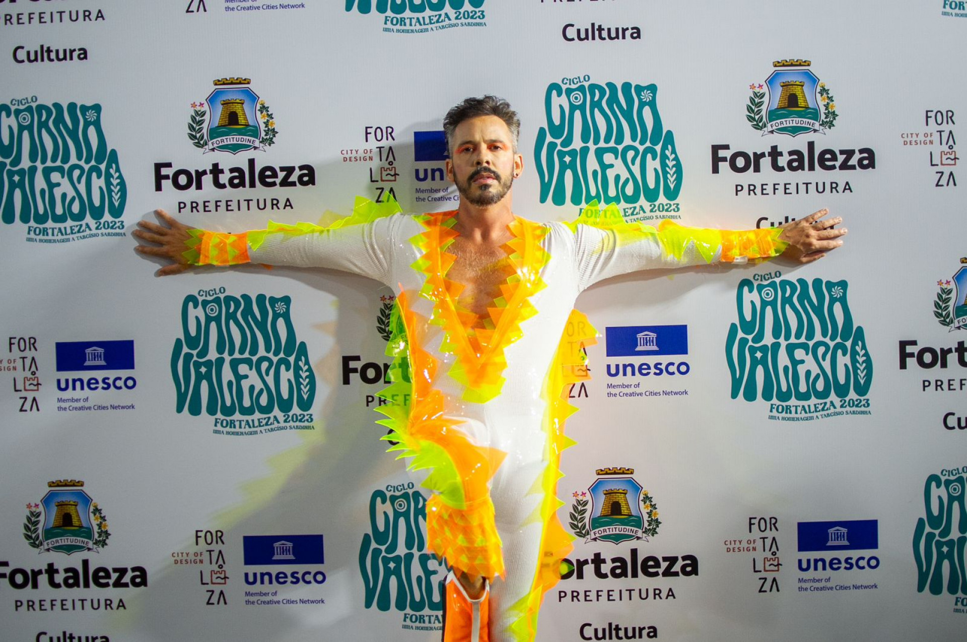 O cantor Almério foi a última atração da terceira noite de Carnaval no Aterrinho da Praia de Iracema