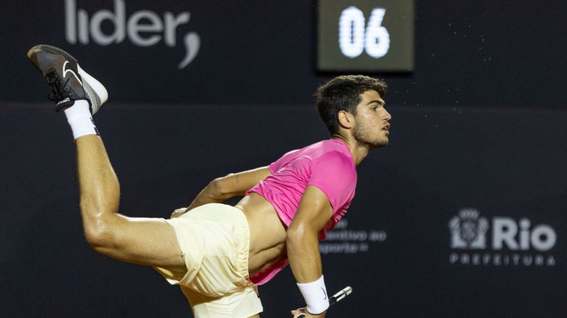 Carlos Alcaraz bate brasileiro Mateus Alves no Rio Open de tênis