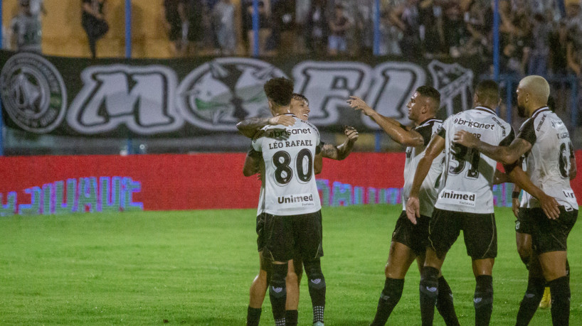 Jogadores do Ceará comemoram gol no jogo Fluminense-PI x Ceará, no estádio Lindolfo Monteiro, pela Copa do Nordeste 2023