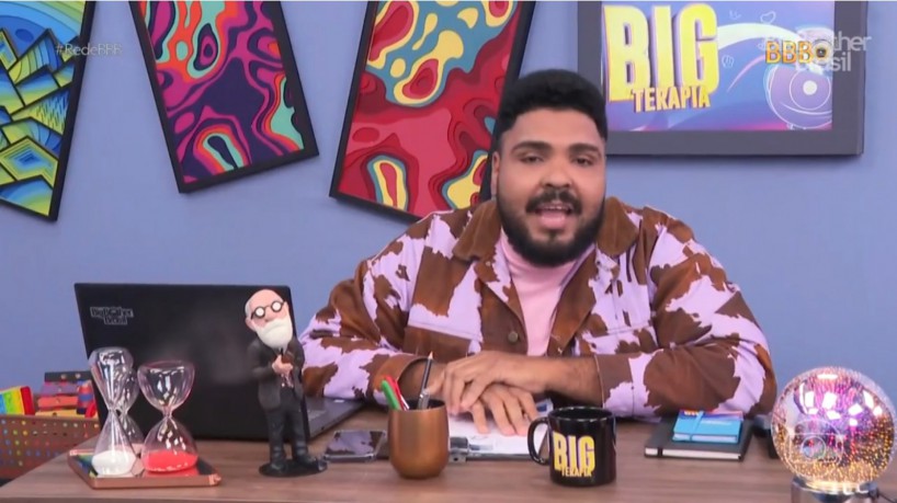 Humorista Paulo Vieira, que apresenta o quadro Big Terapia no BBB 23, 