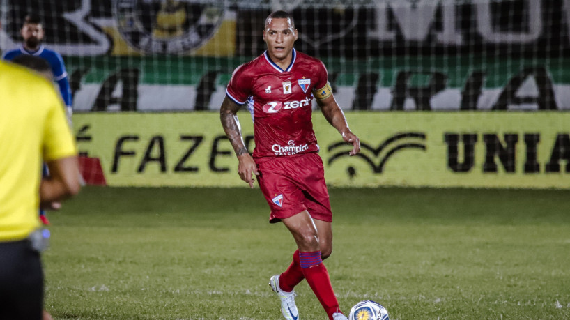 Zagueiro Titi no jogo ABC x Fortaleza, no Frasqueirão, pela Copa do Nordeste 2023