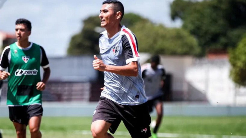 Juninho Quixadá em treino na Barra do Ceará