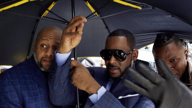 Nesta foto de arquivo tirada em 06 de março de 2019, o artista musical R. Kelly (C) chega ao Tribunal do Condado de Cook, Divisão de Relações Domésticas. Um juiz dos EUA em 23 de fevereiro de 2023 condenou o desgraçado cantor de R&B R. Kelly a 20 anos de prisão por pornografia infantil e outras acusações em sua cidade natal, Chicago