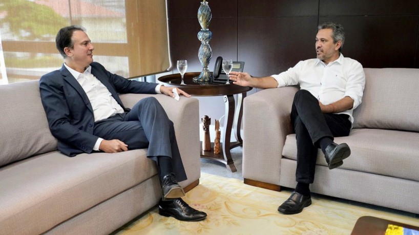 O ministro da Educação, Camilo Santana, e o governador do Ceará, Elmano de Freitas, se reuniram no Palácio da Abolição nesta sexta-feira, 24 de fevereiro