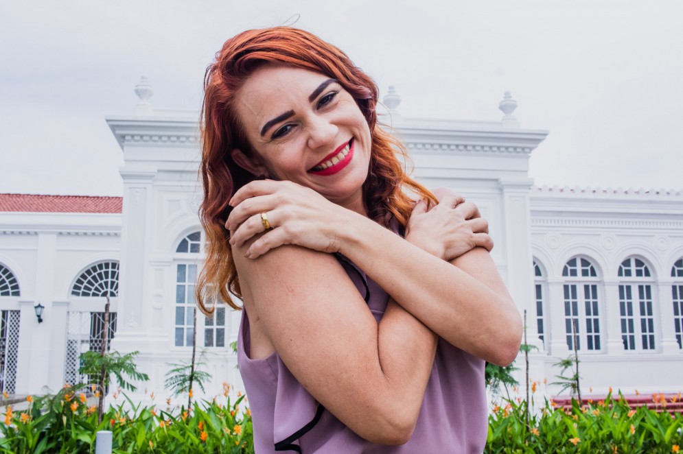 Liana Marinho passou por procedimentos de cirurgia bariátrica, que ajudou bastante na construção de sua autoestima e amor próprio. (Foto: Fernanda Barros/ O Povo)(Foto: FERNANDA BARROS)