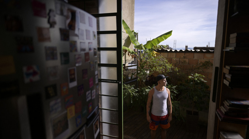 O artista musical brasileiro Kdu dos Anjos olha para sua casa, que foi eleita Edifício do Ano 20...