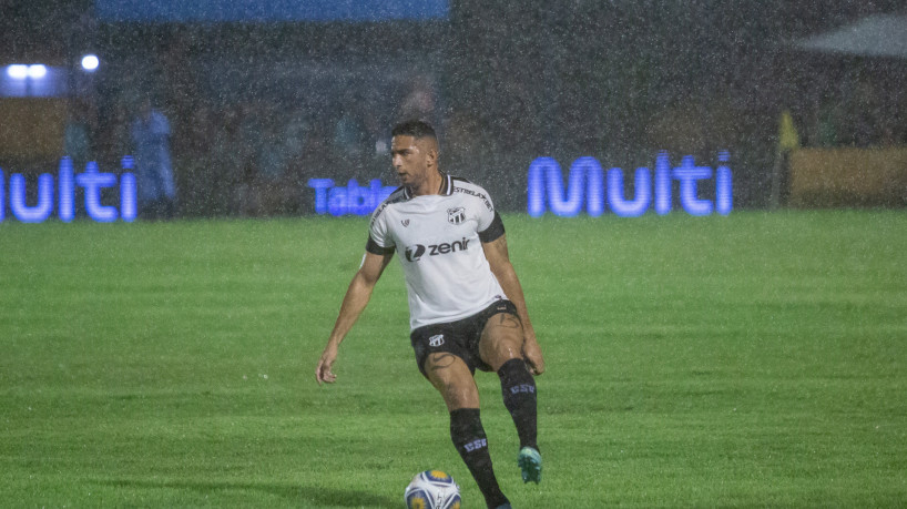 Lateral-esquerdo Danilo Barcelos no jogo Fluminense-PI x Ceará, no Lindolfo Monteiro, pela Copa do Nordeste 2023
