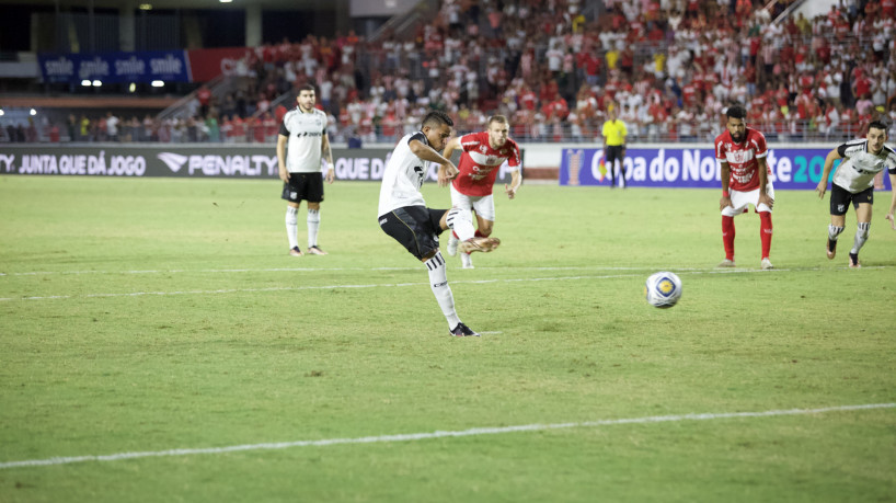 Atacante Erick cobra pênalti no jogo CRB x Ceará, no Rei Pelé, pela Copa do Nordeste 2023
